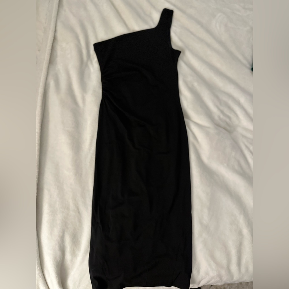 One shoulder (right) body con black midi dress